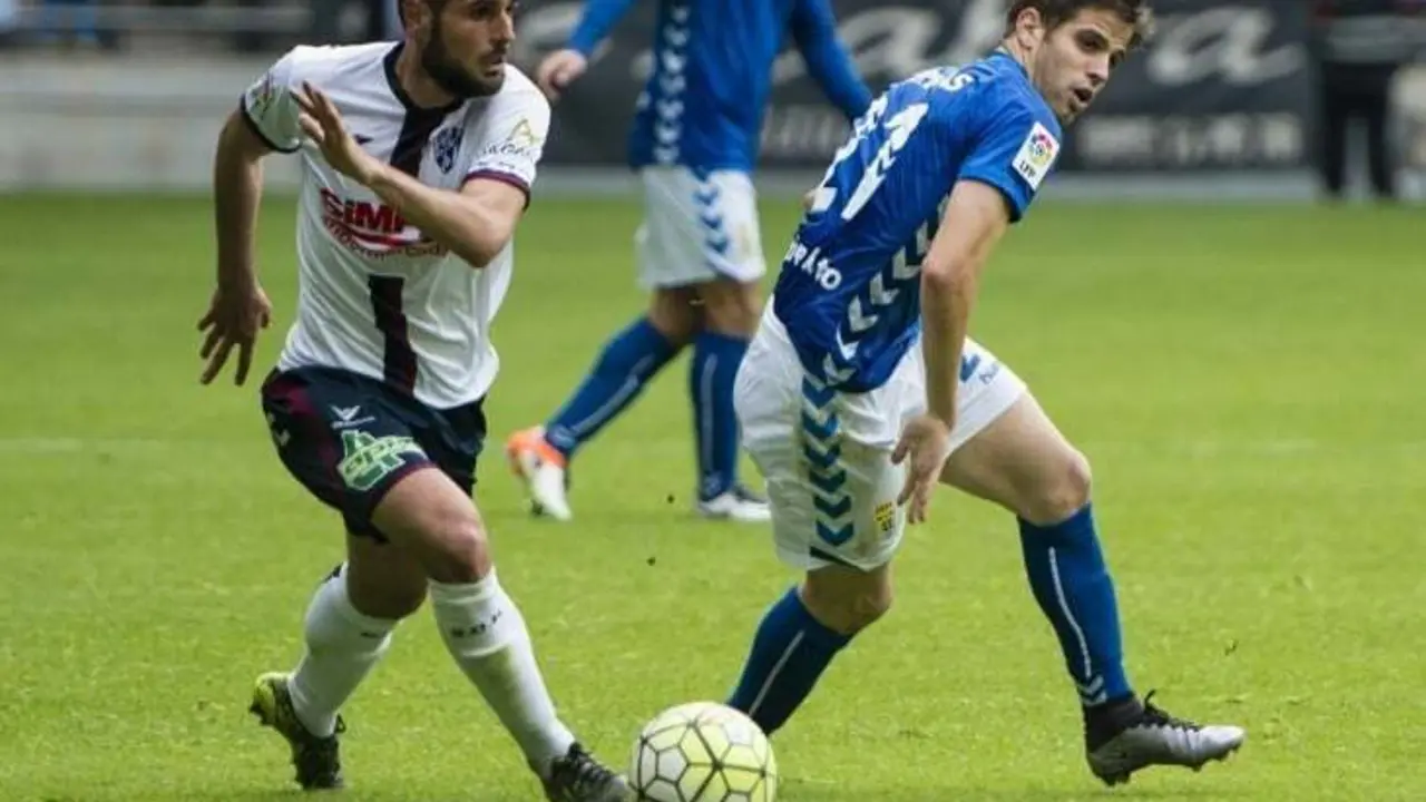 Fran M&eacute;rida, con la SD Huesca, ante el Oviedo | Foto: LFP