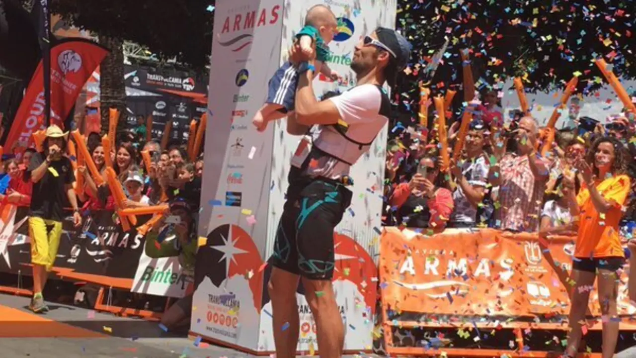 Luis Alberto, con su hijo Mart&iacute;n en brazos en la pasada edici&oacute;n de la Transvulcania. Foto: Transvulcania