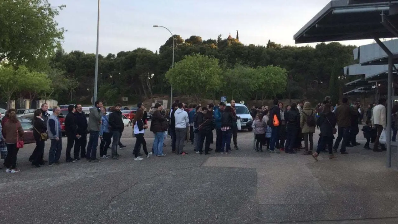 Colas en el partido del viernes para acceder al Palacio | Foto: CB Pe&ntilde;as Huesca