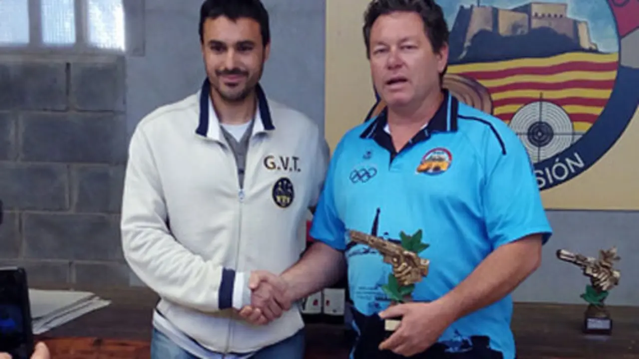 Ricardo Guill&eacute;n recogiendo el premio como vencedor en un anterior torneo.