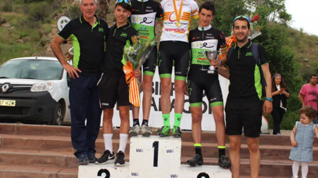 Pablo Ara luciendo el maillot de campe&oacute;n junto a su equipo | Foto: C.C. Oscense