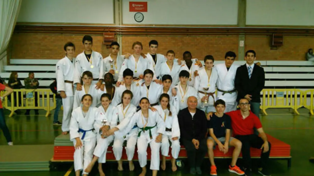 Los judokas del CJ Bin&eacute;far posan con sus premios | Foto: CJ Bin&eacute;far