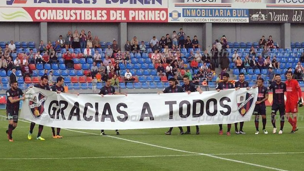 Los jugadores dieron las gracias  a la afici&oacute;n / Foto: C.Pascual
