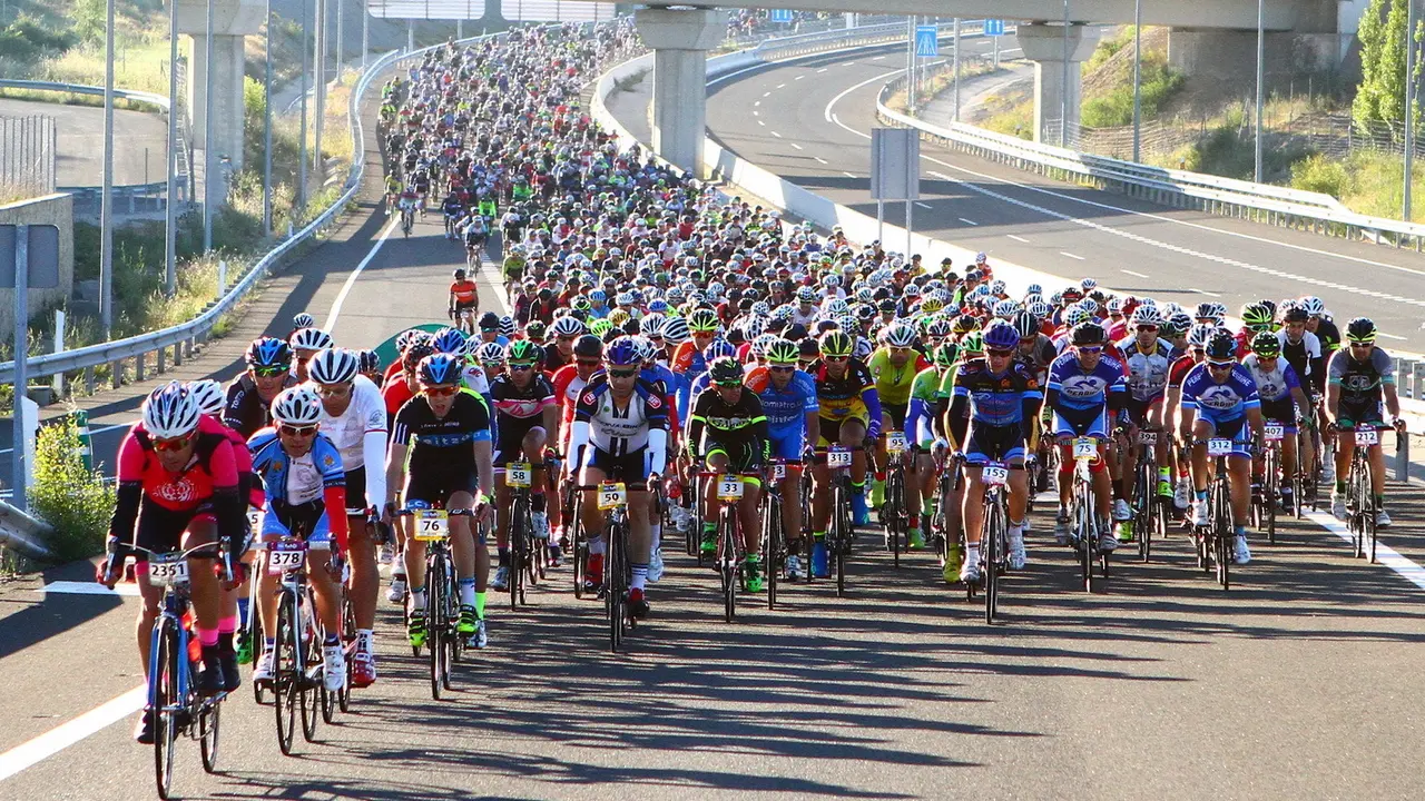 Imagen de una anterior edici&oacute;n de la QH con los ciclistas rumbo a Jaca.
