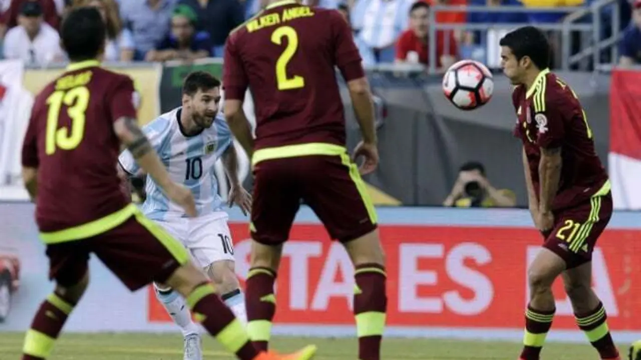 Alexander intenta taponar el disparo de Messi | Foto: elimpulso.com