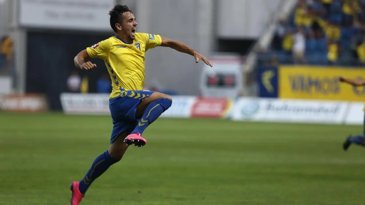 Carlos Calvo marc&oacute; un golazo de falta ante el H&eacute;rcules en el playoff | Foto: lavozdigital.es