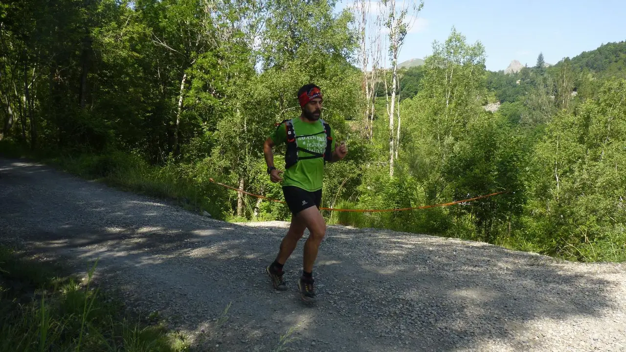 Uno de los participantes progresa por una de las sendas del recorrido. Foto: Pirineos Fit