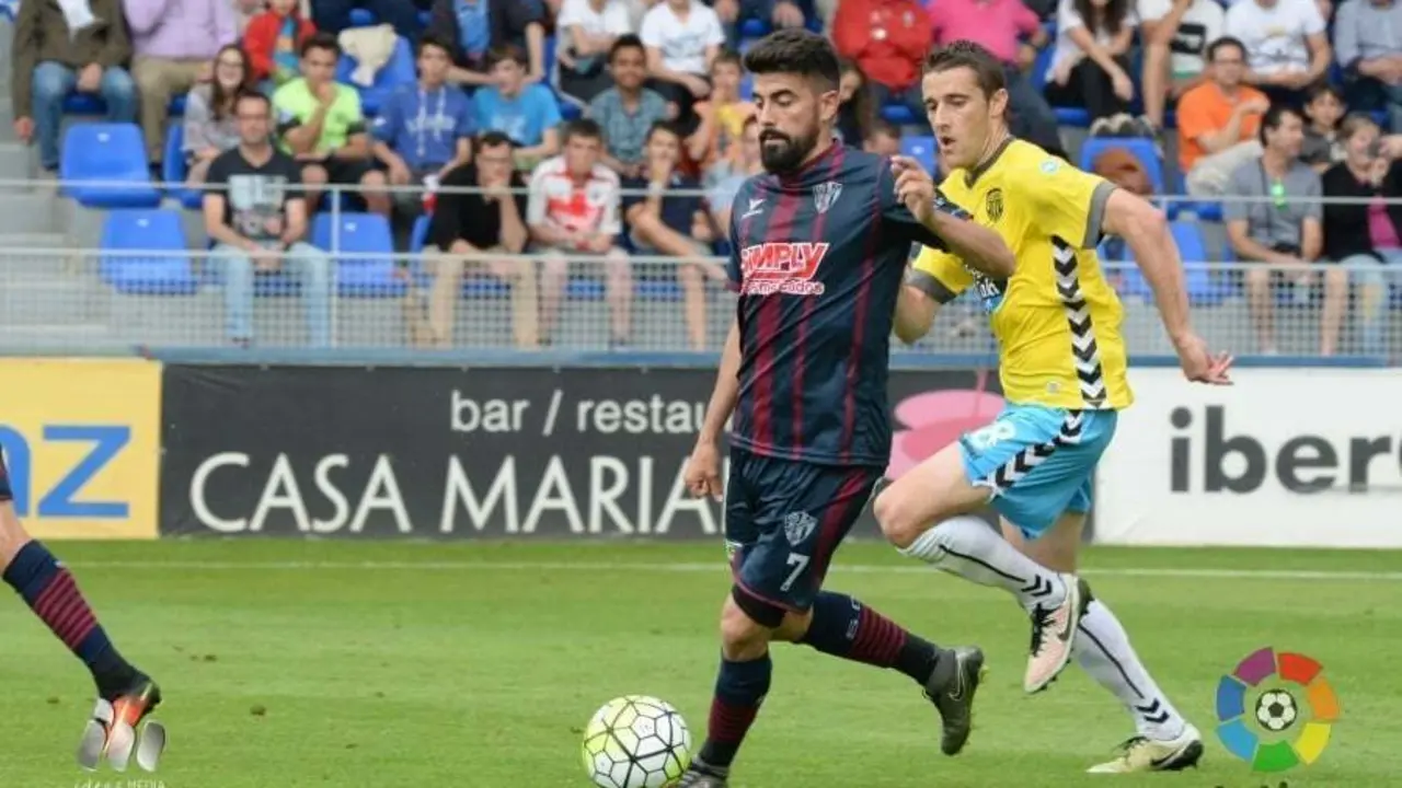 Jos&eacute; Gaspar con la camiseta de la SD Huesca