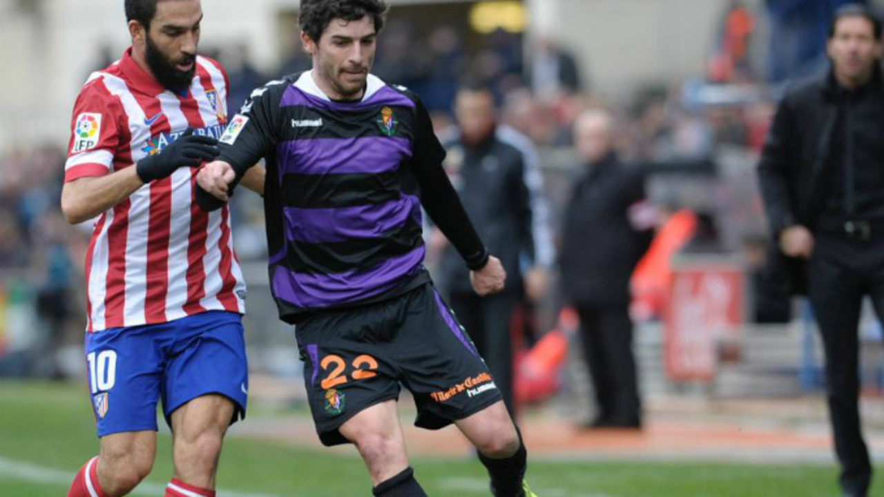 V&iacute;ctor P&eacute;rez lucha por un bal&oacute;n con Arda Turan cuando &eacute;ste jugaba en el Atleti | Foto: El Desmarque