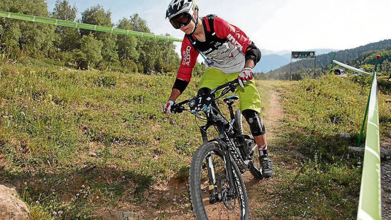 Gabriel Torralba recorre una de las bajadas de la etapa de Castej&oacute;n de Sos. | Foto: heraldo.es