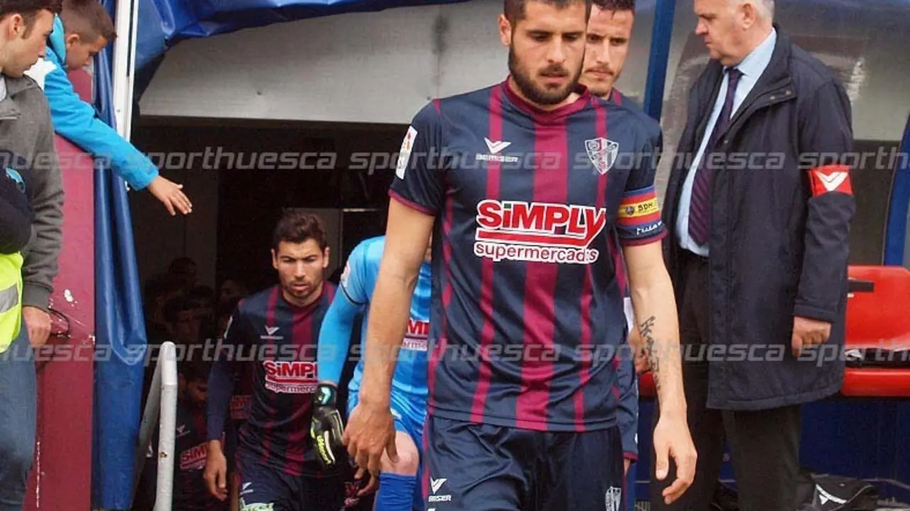 Fran M&eacute;rida luce el brazalete de la SD Huesca en la 15/16 | Foto: Carlos Pascual