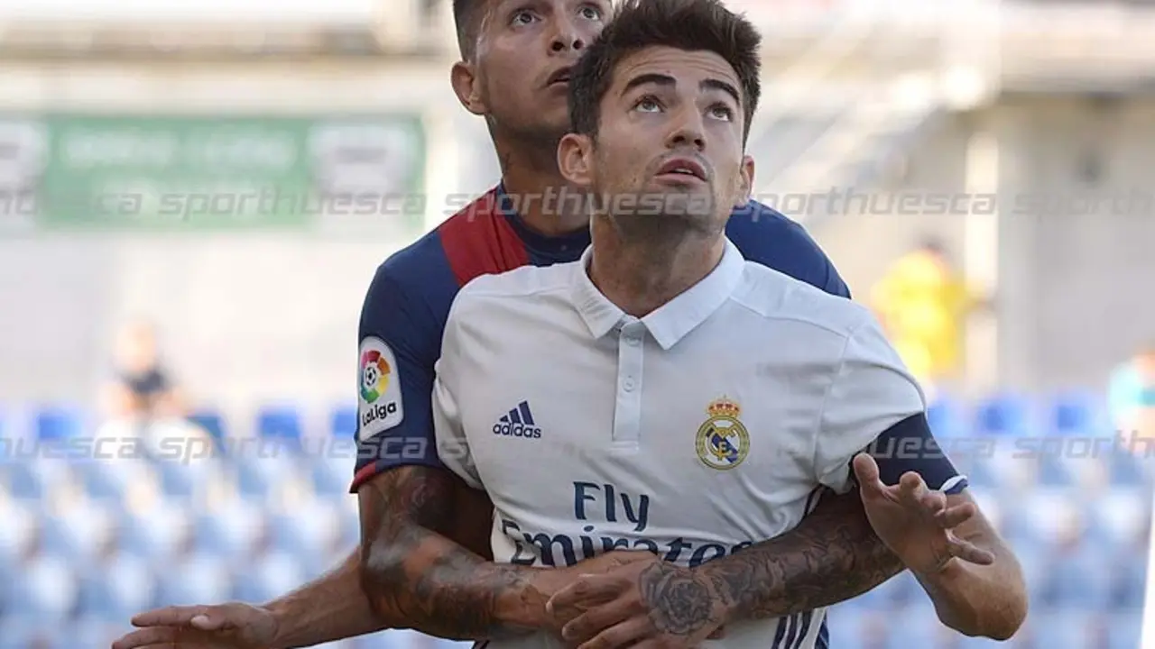 Valent&iacute;n sujeta a un rival en el partido de ayer ante el RM Castilla | Foto: JIM