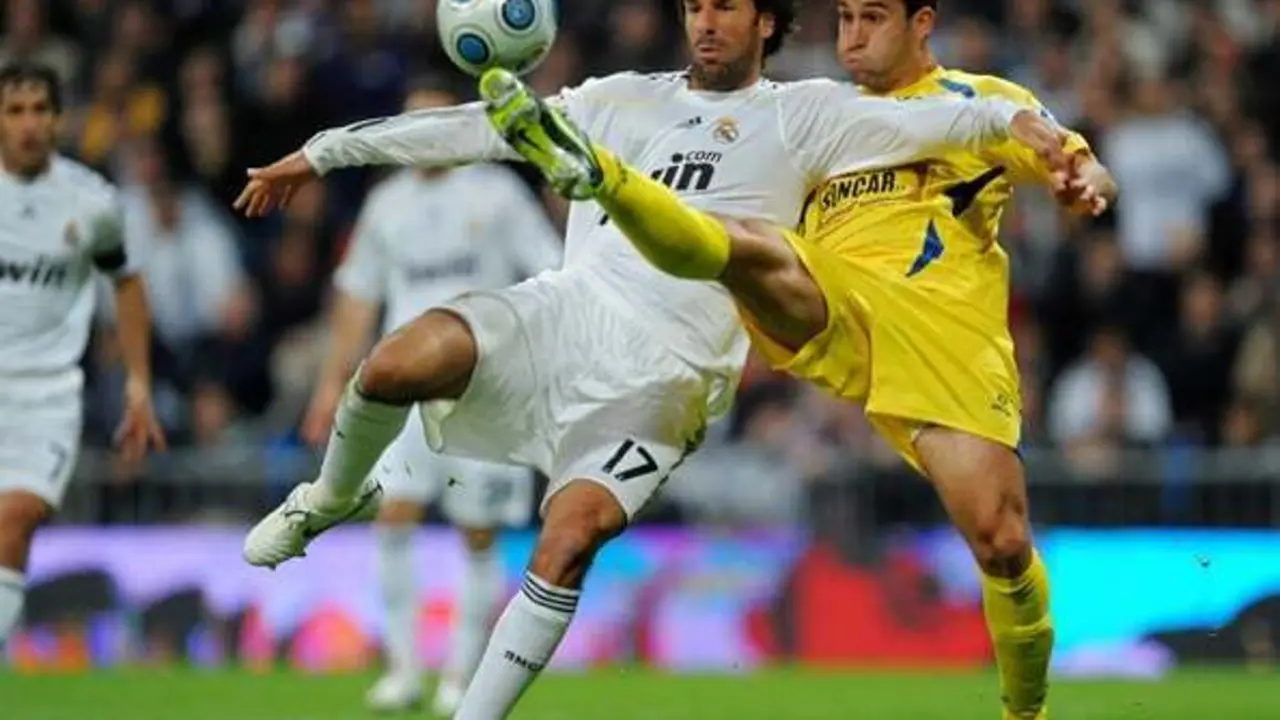 &Iacute;&ntilde;igo L&oacute;pez pelea por un bal&oacute;n con Ruud van Nistelrooy en el Bernab&eacute;u | Foto: zimbio.com