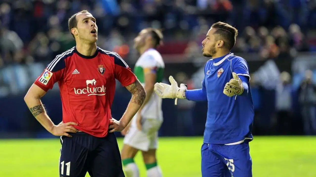 Urko Vera (Osasuna) se lamenta de una ocasi&oacute;n fallada ante Javi Jim&eacute;nez (Elche). Ahora ser&aacute;n compa&ntilde;eros en Huesca | Foto: Diario de Navarra