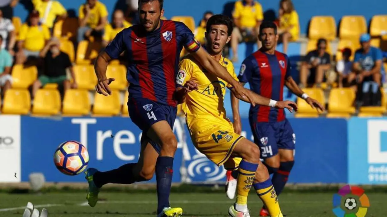 Carlos David fue el capit&aacute;n del Huesca en Santo Domingo ante el Alcorc&oacute;n | Foto: LFP