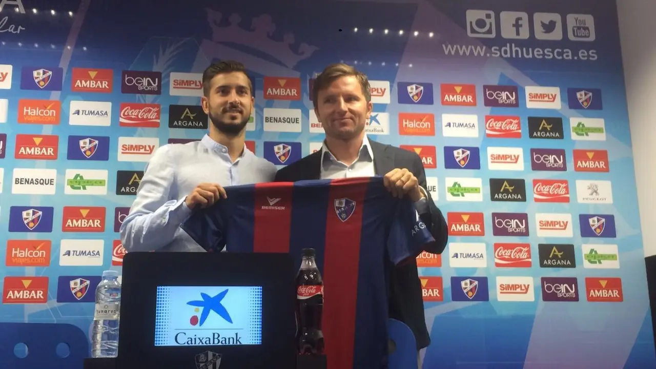 Vadillo y Lalo Arantegui durante la presentaci&oacute;n del joven futbolista | Foto: Cristian Serrano