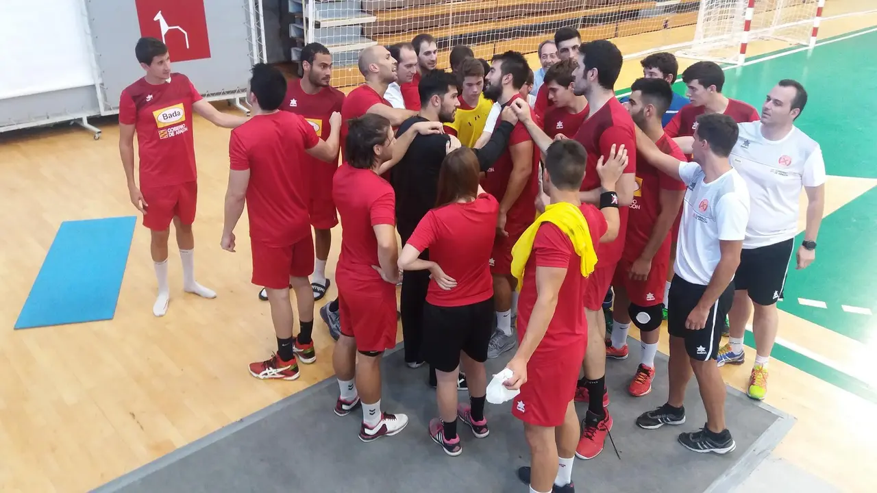 Pi&ntilde;a de los jugadores del Bada al t&eacute;rmino del entreno de esta tarde. Foto: sporthuesca.com