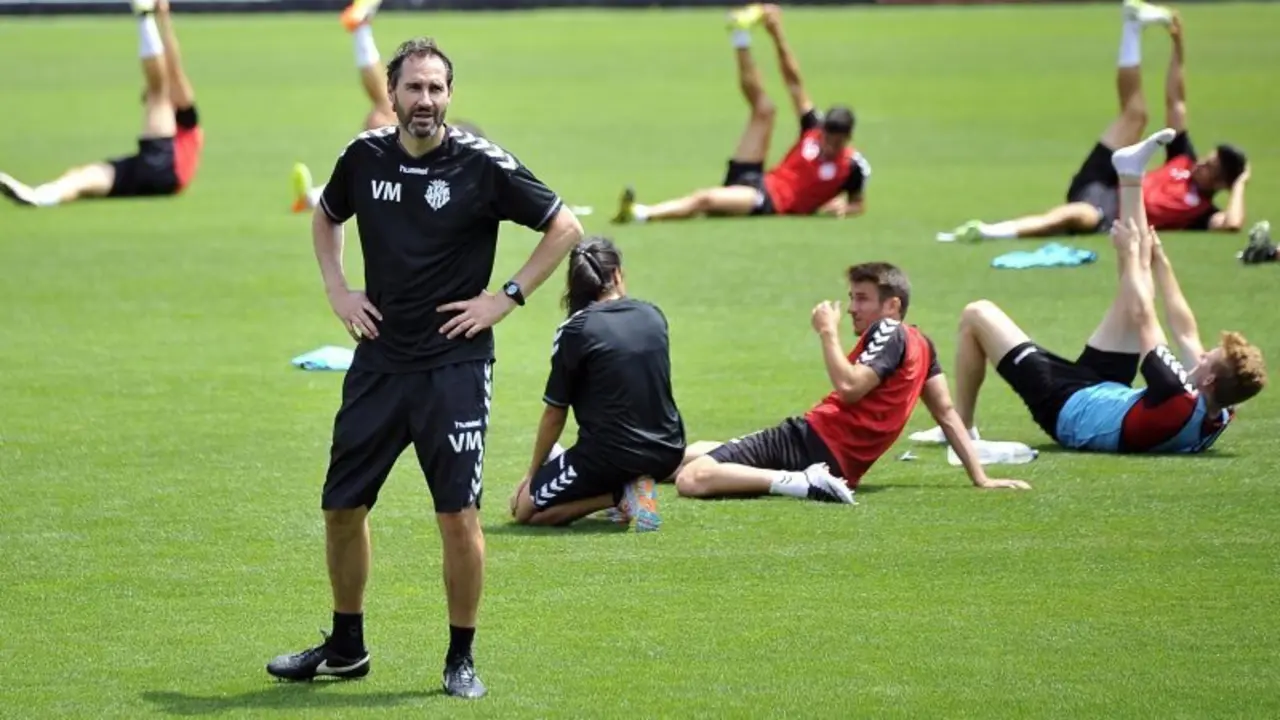 Vicente Moreno dirigiendo un entrenamiento del N&agrave;stic | Foto: Alfredo Gonz&aacute;lez - Diari de Tarragona