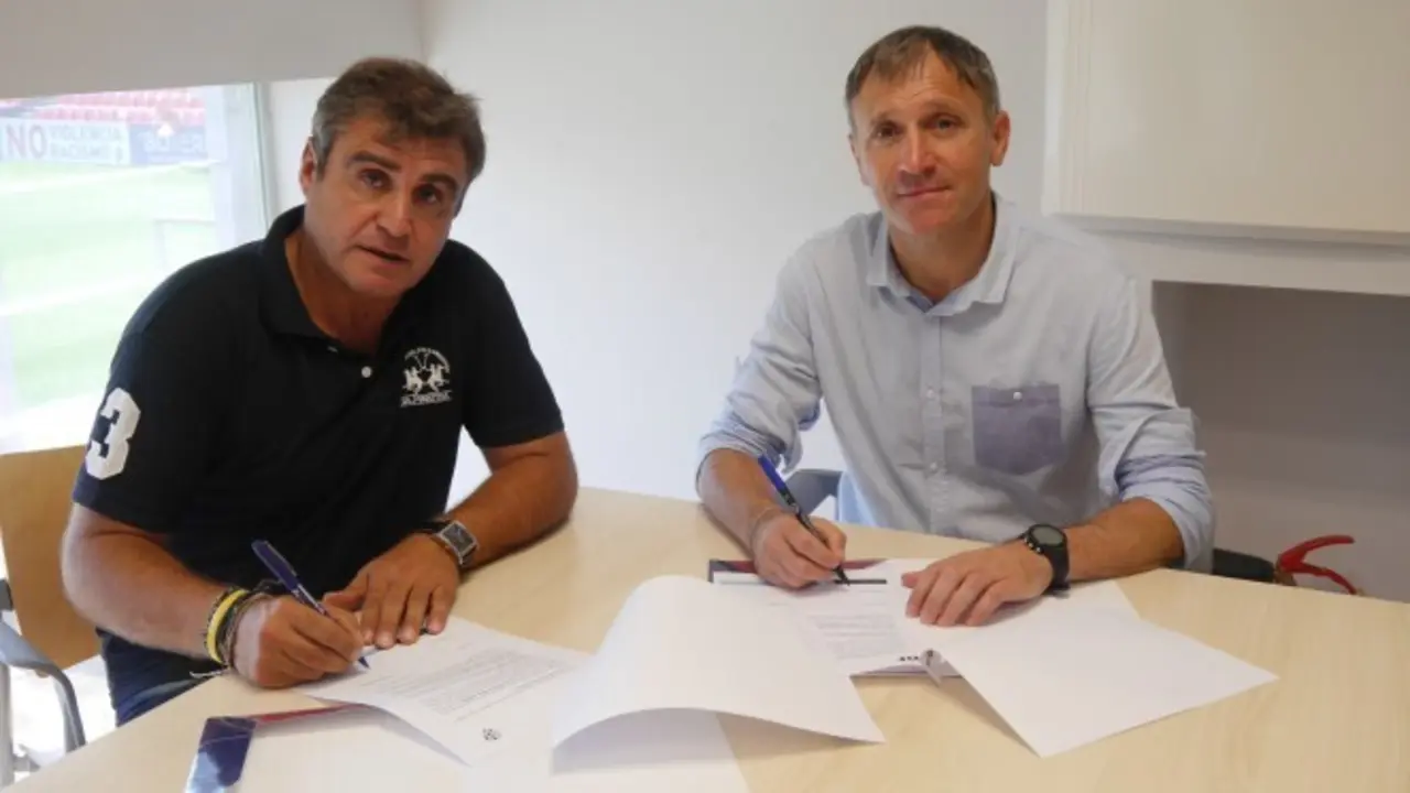 Imagen de la firma del convenio | Foto: SD Huesca