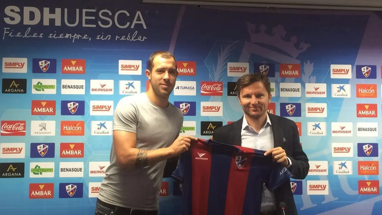 Urko Vera durante su presentaci&oacute;n como nuevo jugador del Huesca a principio de curso | Foto: Cristian Serrano