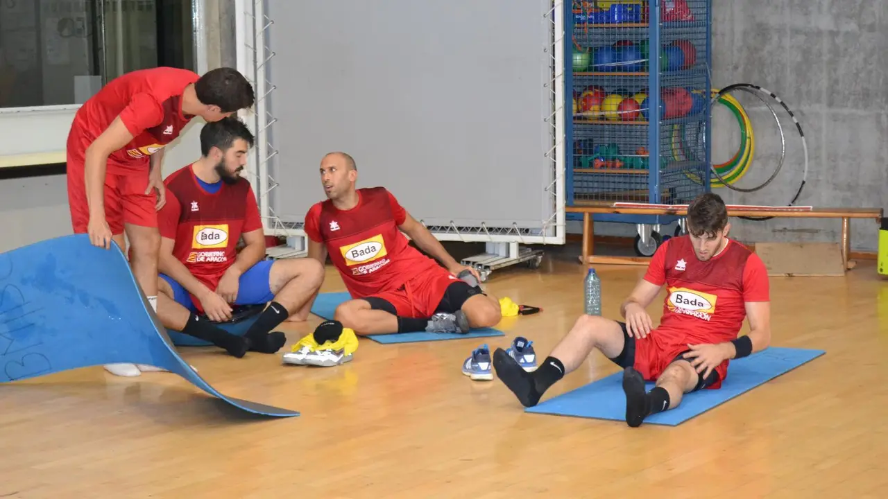 Varios jugadroes del Bada estiran tras el entrenamiento de esta tarde. Foto: sporthuesca.com
