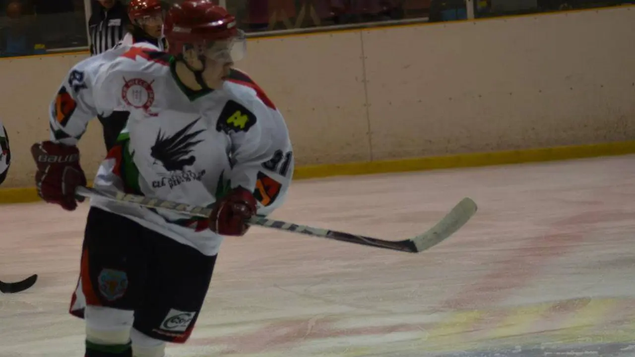 Carbonell vistiendo la camiseta del CH Jaca. | Foto: territoriohockey
