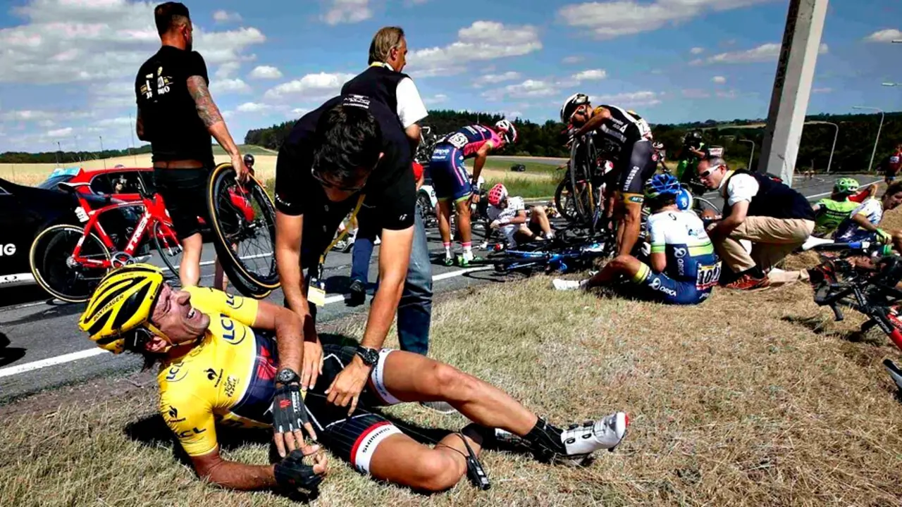Impactante ca&iacute;da en el pelot&oacute;n del Tour de Francia | Foto: RTVE.es