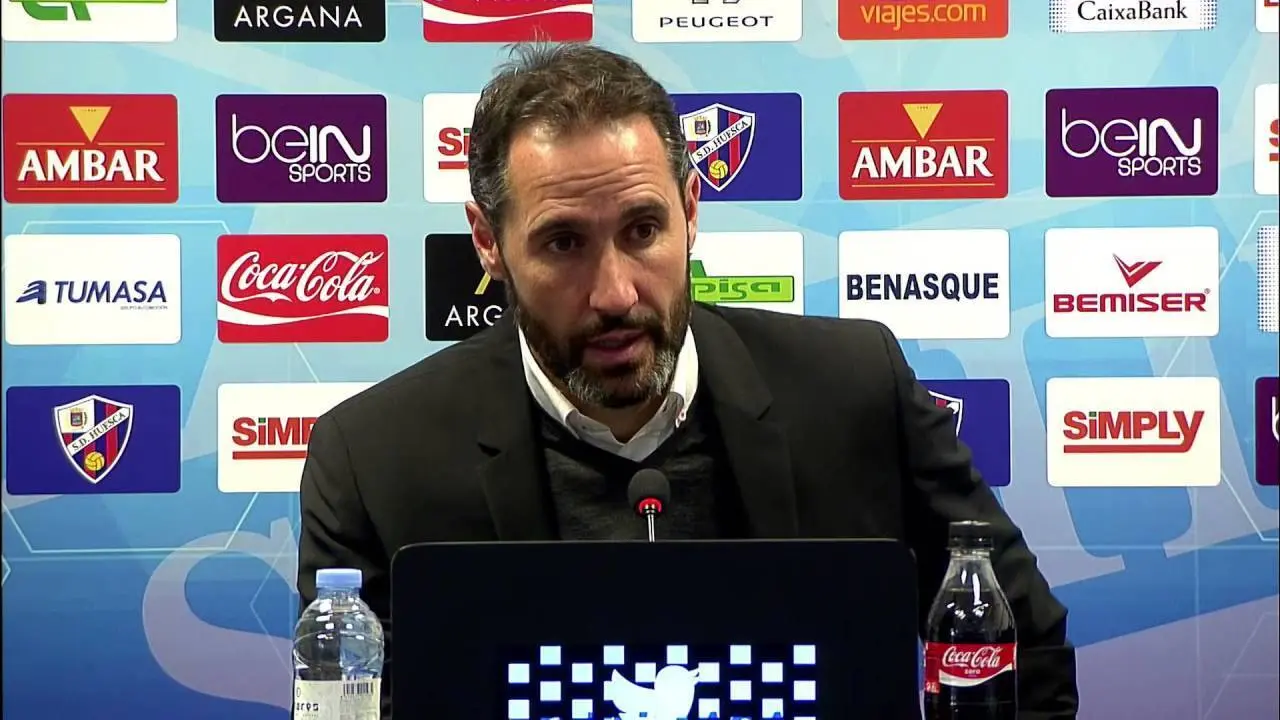 Vicente Moreno atendiendo a la prensa en Huesca la temporada pasada | Foto: Youtube