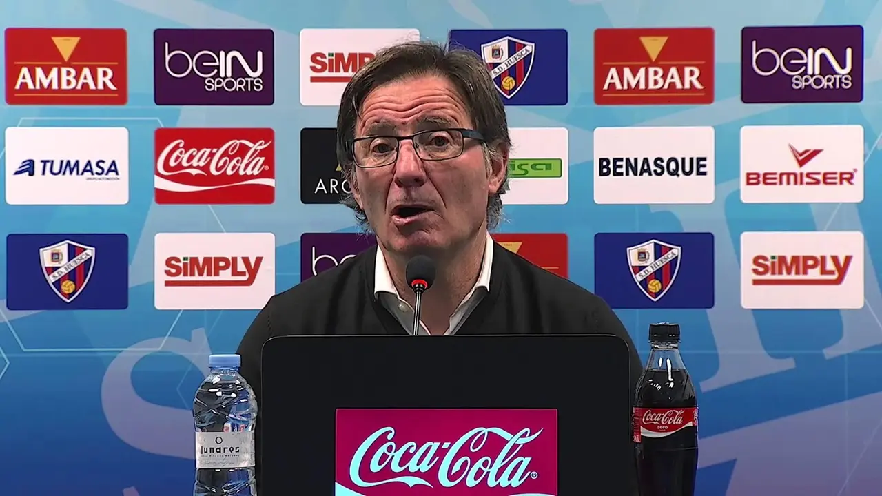 Anquela atendiendo a la prensa en Huesca despu&eacute;s del partido del a&ntilde;o pasado contra el Girona | Foto: Youtube
