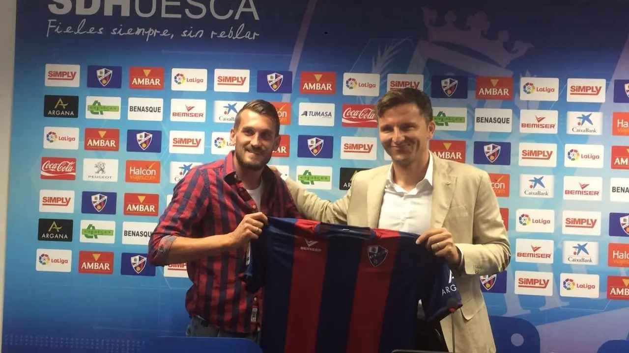 Rajko, posando con Lalo en la sala de prensa de El Alcoraz | Foto: Cristian Serrano