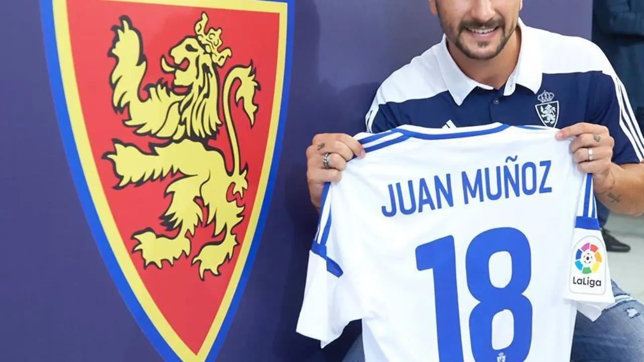 Juan Mu&ntilde;oz posa en su presentaci&oacute;n | Foto: Real Zaragoza
