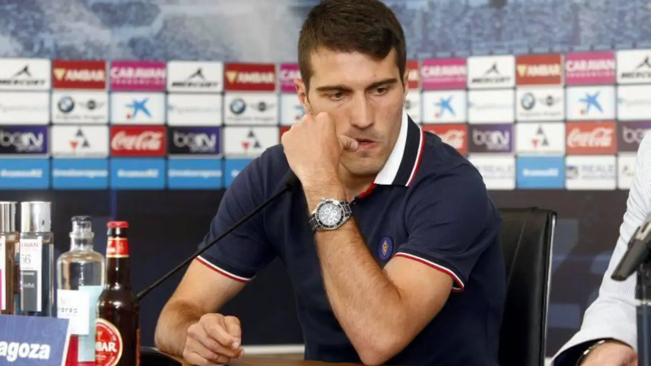 Alberto Zapater durante una rueda de prensa | Foto: El Peri&oacute;dico de Arag&oacute;n - Jaime Galindo