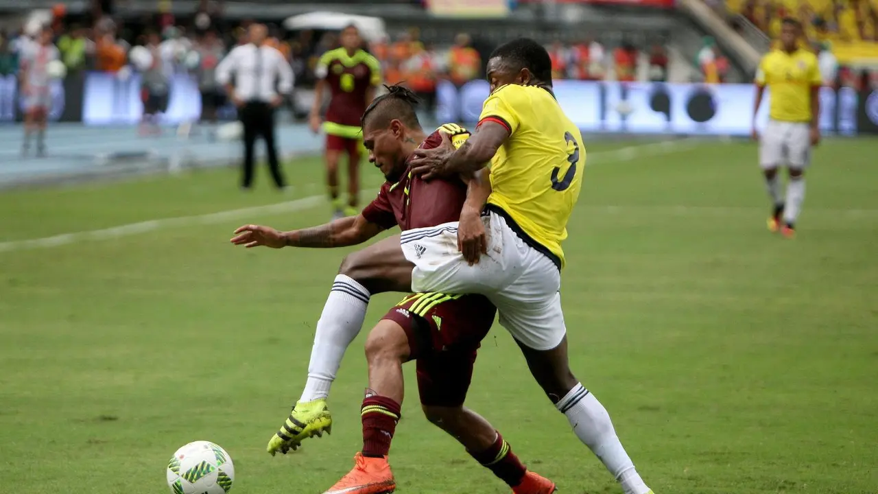 Imagen del encuentro entre Venezuela y Colombia que Alexander vio desde la banda | Foto: Twitter