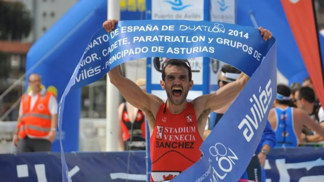 Jes&uacute;s S&aacute;nchez proclam&aacute;ndose campe&oacute;n de Espa&ntilde;a de duatl&oacute;n 2014 en Avil&eacute;s | Foto: elperiodicodearag&oacute;n.com