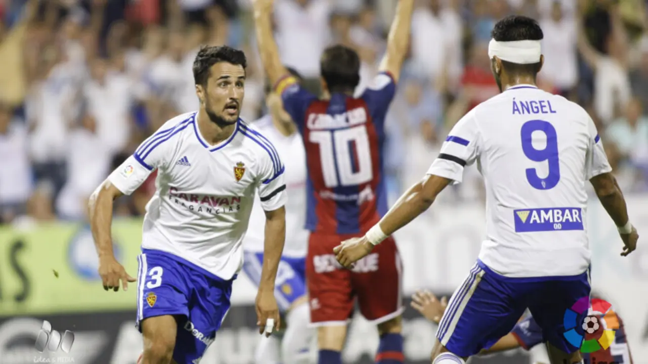 Casado y &Aacute;ngel celebran un gol ante la SD Huesca en 2016 | Foto: LaLiga