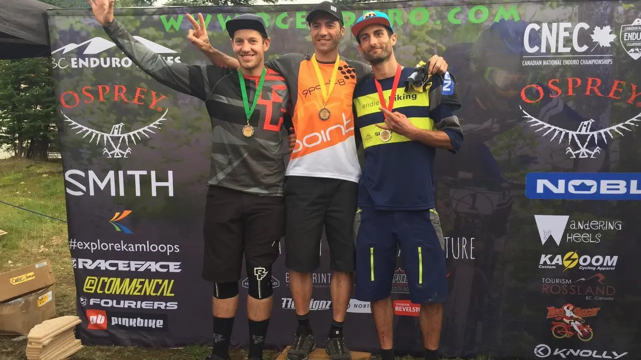 Scott Spence y Anthony Boussetta escoltan a Gair&iacute;n en lo m&aacute;s alto del p&oacute;dium.