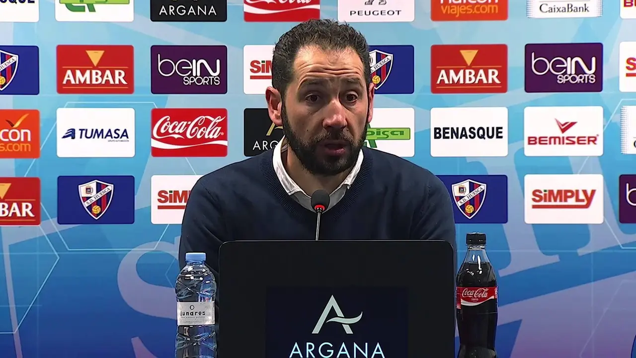 Pablo Mach&iacute;n en la sala de prensa de Huesca | Foto: Youtube