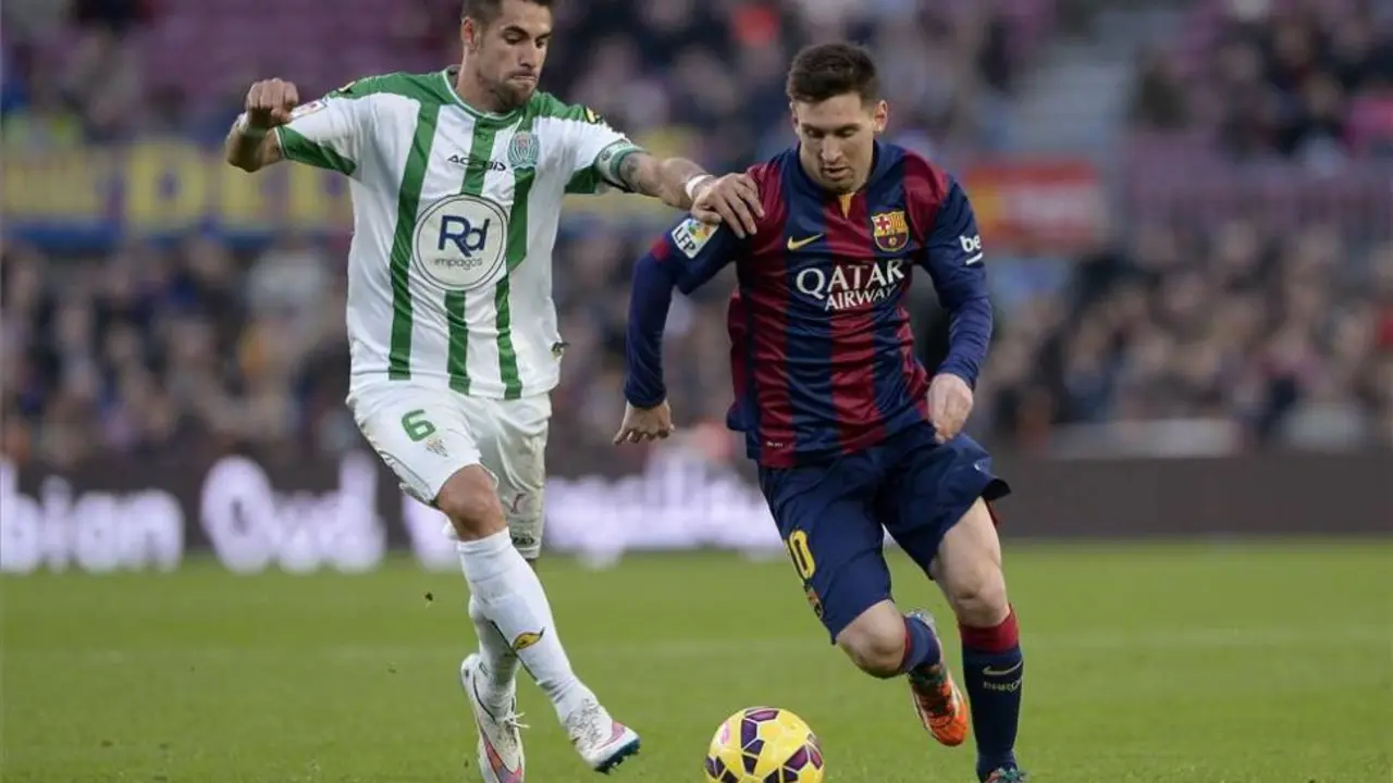 Luso pelea un bal&oacute;n con Leo Messi | Foto: zaragoza.eldesmarque.com