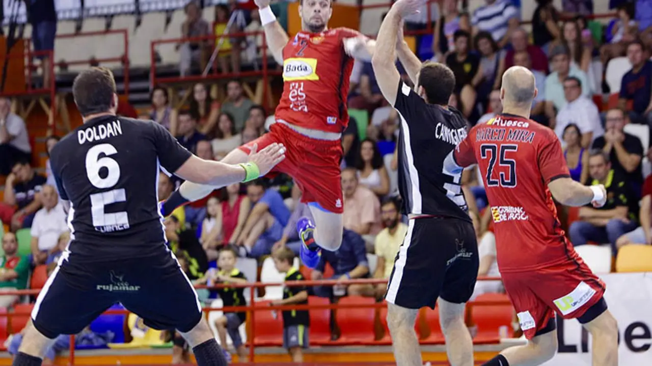 Teixeira lanza en un partido contra Cuenca, equipo en el que ha jugado esta temporada | Foto: Diego Ayll&oacute;n - cuencanews