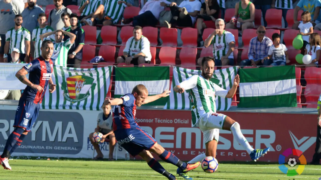 Samu S&aacute;iz dispara a puerta para anotar su gol ante el C&oacute;rdoba | Foto: LaLiga