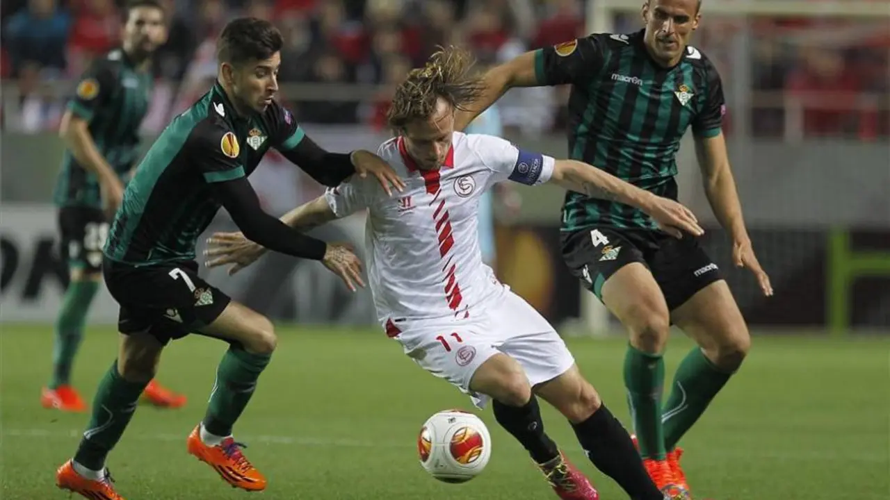 &Aacute;lvaro Vadillo (7) presiona a Rakitic durante un Sevilla - Betis | Foto: Diario de C&oacute;rdoba
