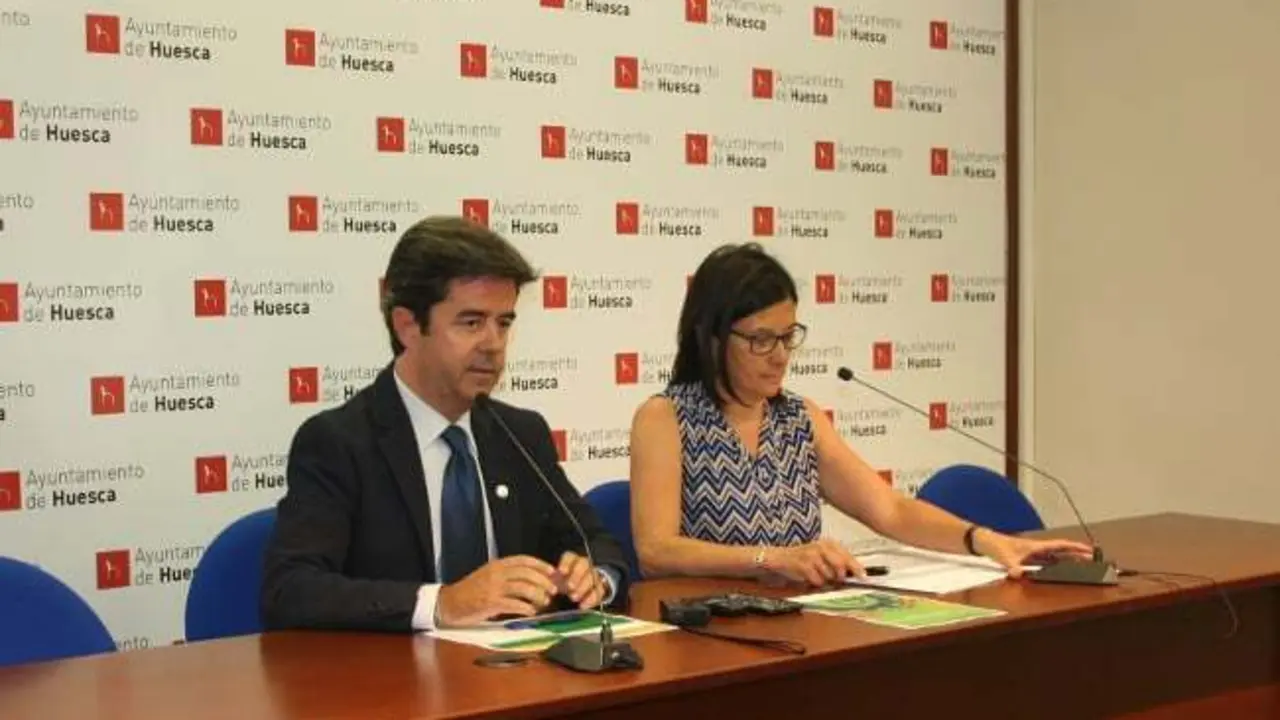 El alcalde y la concejala de Seguridad Ciudadana y Movilidad | Foto: Ayuntamiento de Huesca