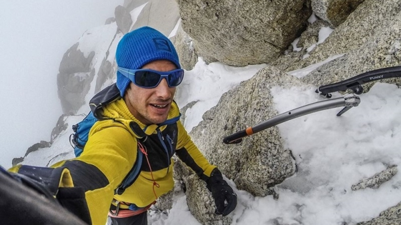 Kilian Jornet se hace un selfi en mitad de una ascensi&oacute;n | Foto: runners.es