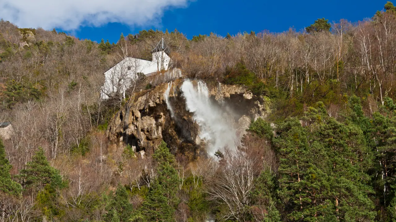 Ermita y cascada de Santa Elena en Biescas | Foto: Luis Sanz