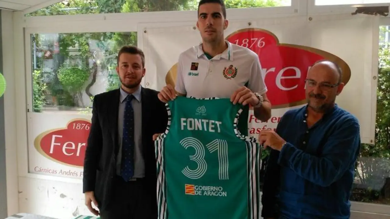 Albert Fontet durante su presentaci&oacute;n en C&aacute;rnicas Ferrer | Foto: CB Pe&ntilde;as Huesca