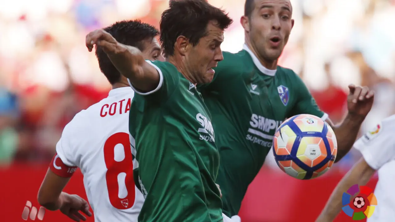 Camacho y Urko Vera pelean por un bal&oacute;n en Sevilla | Foto: LaLiga