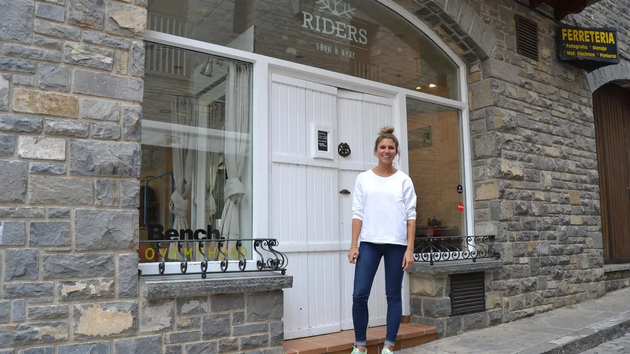 Ana Salvador, delante de su tienda en Biescas. Foto: sporthuesca.com