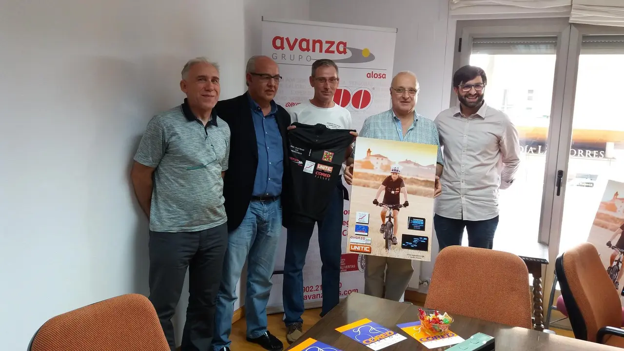 Jos&eacute; Manuel Plana, en el centro de la imagen, con representantes de las distintas firmas que le apoyan y le patrocinan. Foto: sporthuesca.com