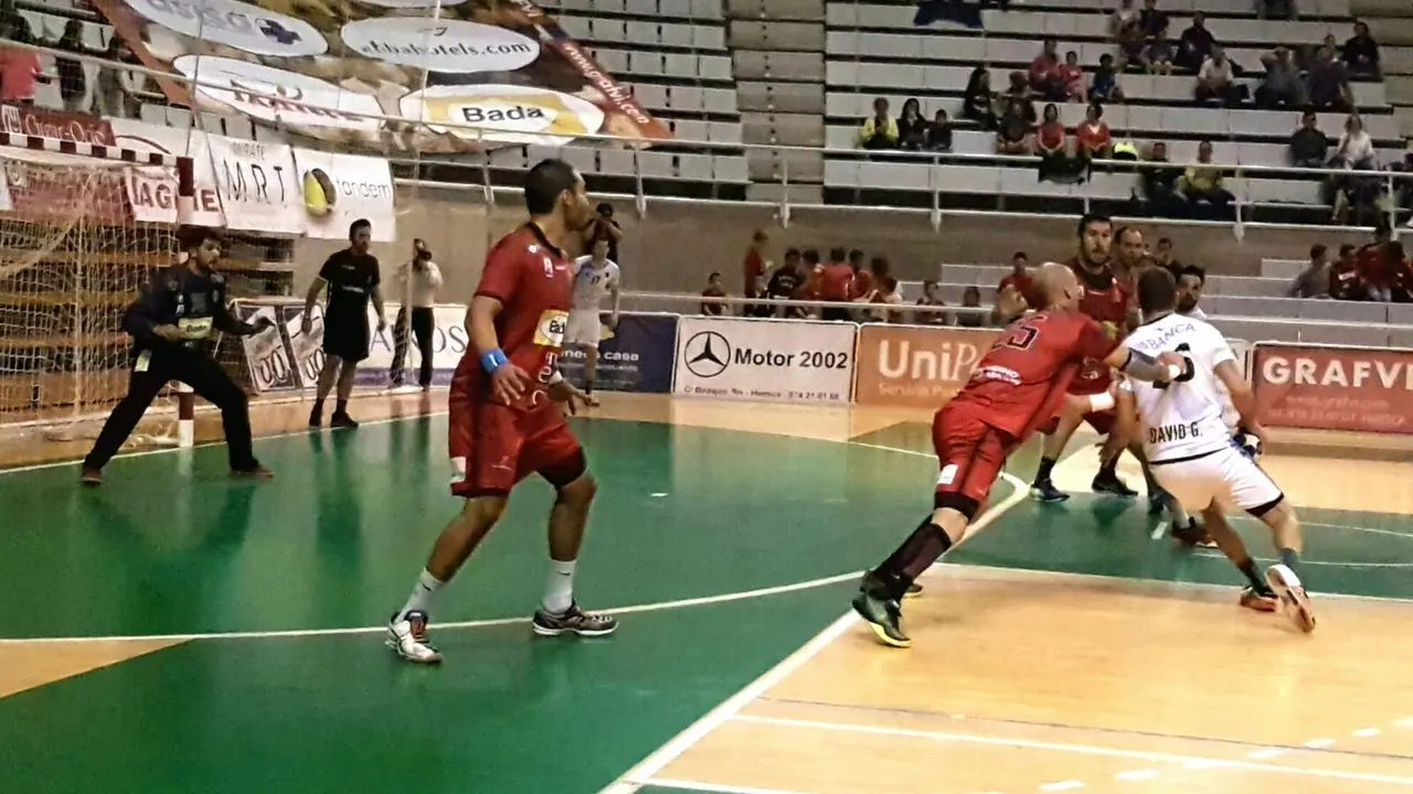 Arguillas, atento a la jugada de ataque de Cangas, mientras Mira presiona a un rival. Foto: sporthuesca.com