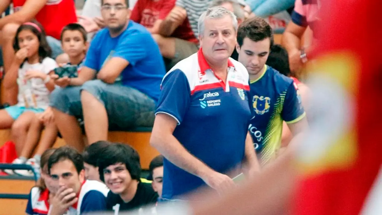 V&iacute;ctor Garc&iacute;a Pillo, entrenador del BM Cangas | Foto: atlantico.net